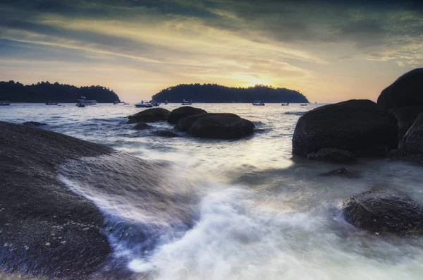 Idílico Paisaje Islas Tropicales Durante Atardecer Ola Suave Golpeando Roca — Foto de Stock