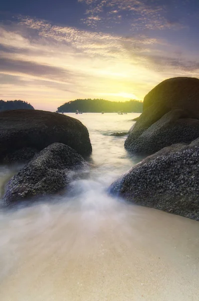 Paisaje Tropical Idílico Durante Fondo Dorado Del Atardecer Ola Suave — Foto de Stock