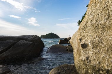 Pangkor Island, Malezya gökyüzü karşı Island, kayalar ve turkuaz deniz suyu ile doğal plaj