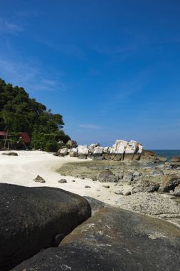 Pangkor Island, Malezya gökyüzü karşı Island, kayalar ve turkuaz deniz suyu ile doğal plaj