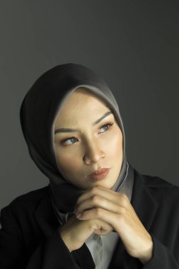 Aggrassive ve kendine güvenen ifade genç sırıtan profesyonel kadın portre