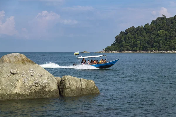 马来西亚邦咯岛 2017年12月17日 游客享受海滩活动并从岛上乘船归来 — 图库照片