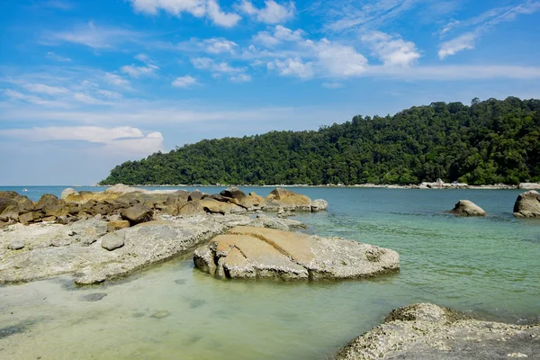 马来西亚邦咯岛的海岛、岩石和绿松石海水对天空的风景海滩 — 图库照片