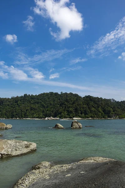 马来西亚邦咯岛的海岛、岩石和绿松石海水对天空的风景海滩 — 图库照片