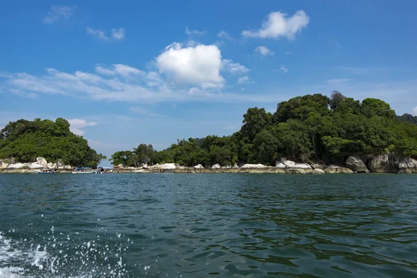 Belleza en la naturaleza de fondo de isla tropical ubicada en Malasia con aguas cristalinas de color turquesa y cielo azul — Foto de Stock