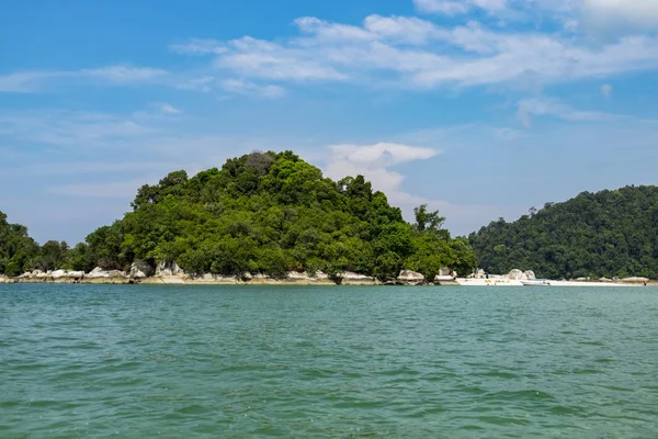 Belleza en la naturaleza de fondo de isla tropical ubicada en Malasia con aguas cristalinas de color turquesa y cielo azul — Foto de Stock