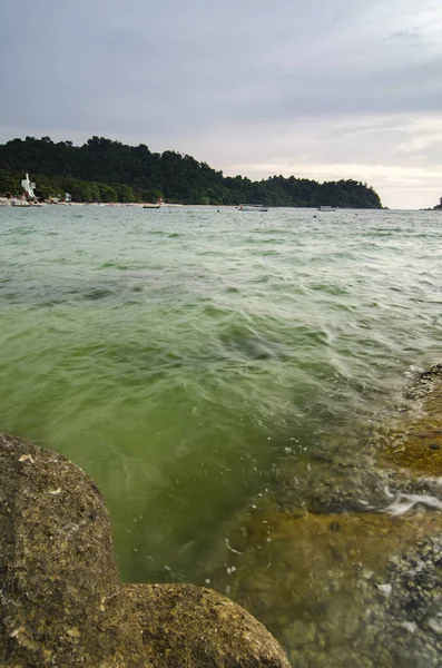 Spiaggia panoramica con isola, rocce e acqua turchese contro il cielo nell'isola di Pangkor, Malesia — Foto Stock