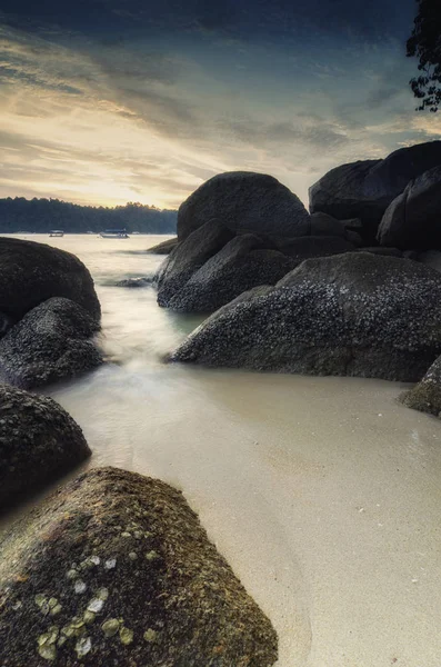 Idílico paisaje de islas tropicales durante el atardecer, ola suave golpeando roca en la costa — Foto de Stock