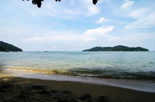 Hermosa isla de playa tropical bajo día soleado brillante — Foto de Stock