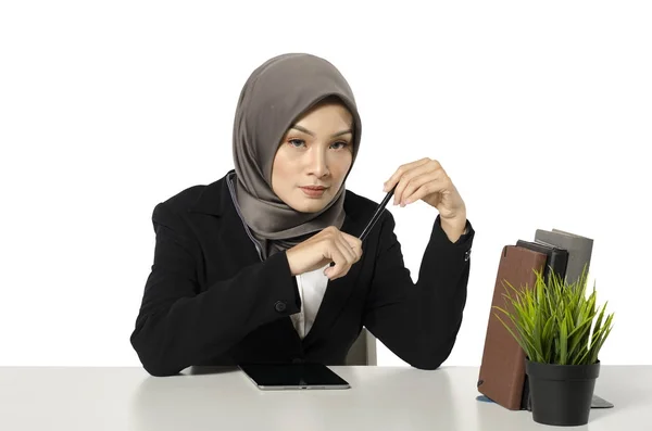 Retrato de expresión confiada joven sonriente empresaria profesional sentada sobre fondo blanco — Foto de Stock