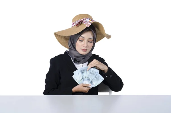 Geschäftswachstums-Konzept, glücklicher Ausdruck junge Geschäftsfrau, die Banknote auf weißem Hintergrund zählt — Stockfoto