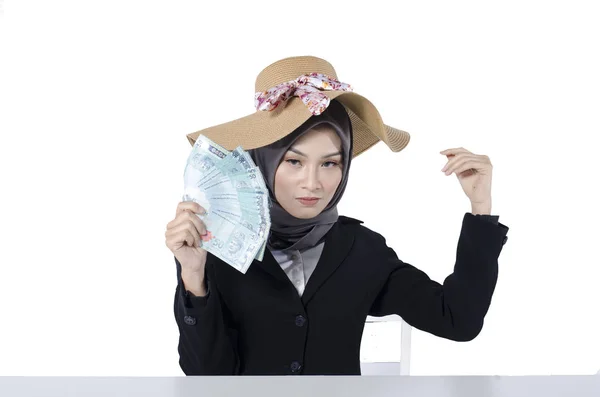 Groei bedrijfsconcept, gelukkig expressie jonge zakenvrouw houden bankbiljetten op witte achtergrond — Stockfoto