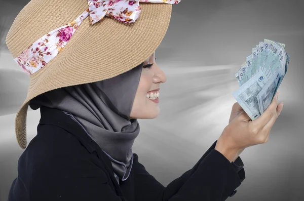 Geschäftswachstums-Konzept, fröhlicher Ausdruck junge Geschäftsfrau mit Banknote vor grauem Hintergrund — Stockfoto