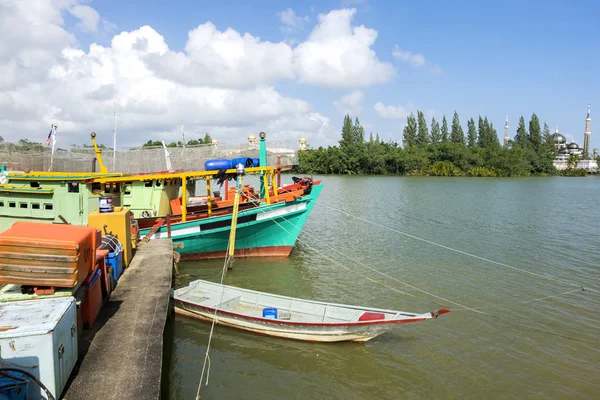 Horgász csónak kikötve kikötőben található: Terengganu, Malajzia — Stock Fotó