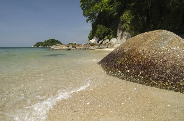 Isla tropical salvaje y costa rocosa del mar bajo día soleado brillante y cielo azul —  Fotos de Stock