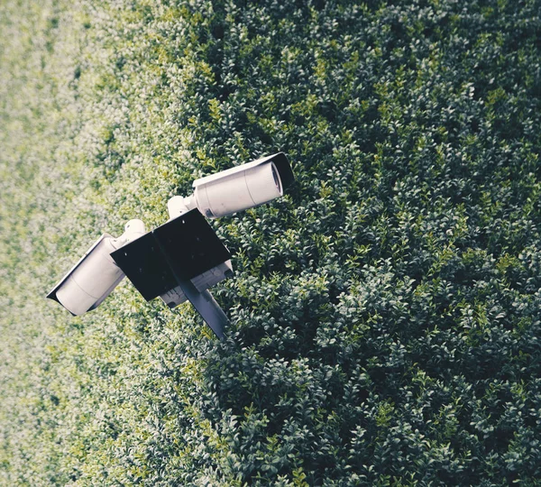Surveillance et suivi, caméra de télévision en circuit fermé moderne attacher au mur — Photo