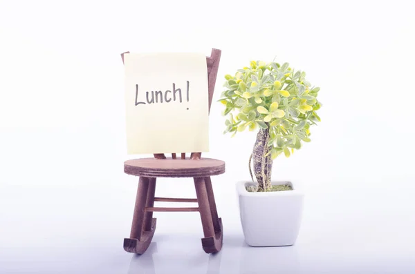 Beyaz arka plan üzerinde öğle yemeği kelime ile yazılı not kağıdı — Stok fotoğraf
