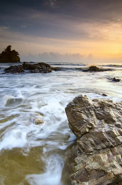 Paisaje tropical idílico durante el atardecer, ola suave golpeando roca en la costa — Foto de Stock