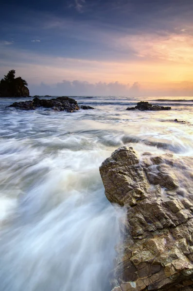 Paisaje tropical idílico durante el atardecer, ola suave golpeando roca en la costa — Foto de Stock