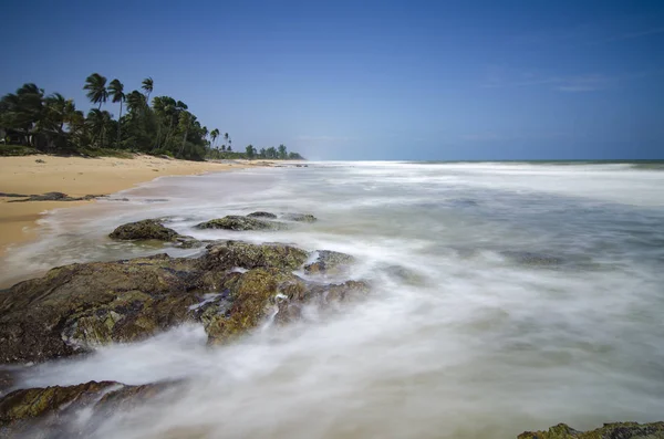 Isla tropical salvaje y costa rocosa del mar bajo día soleado brillante — Foto de Stock