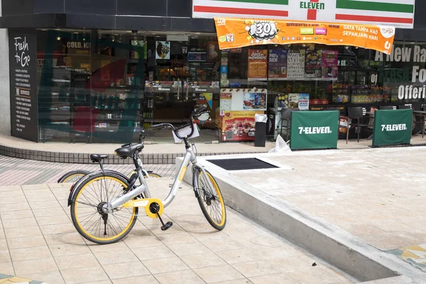 Kuala Lumpur, Malezya, 31 Aralık 2017: paylaşılan Obike görünümünü bisikletler açık 7 on outlet mağazası — Stok fotoğraf