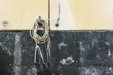 eski iskele duvarda asılı eski ip