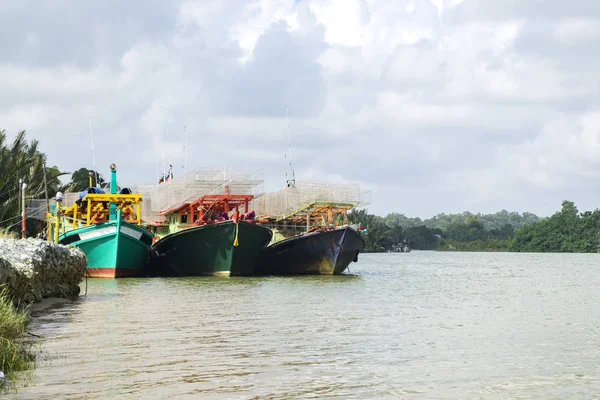 Bateau de pêcheur amarré au port situé à Terengganu, Malaisie — Photo