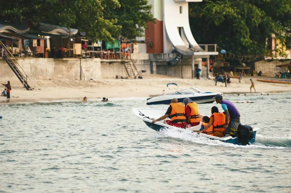 Pangkor island, malaysia - 17. Dezember 2017: Tourist genießt Strandaktivitäten und kehrt mit dem Boot von der Insel zurück — Stockfoto