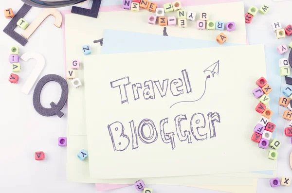 Ταξίδια Blogger λέξη γραμμένη σε κίτρινο χαρτί και διακοσμητικά είδη — Φωτογραφία Αρχείου