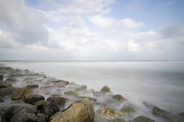 Wilde tropische Insel und felsige Meeresküste unter strahlend sonnigem Tag und blauem Himmel. — Stockfoto