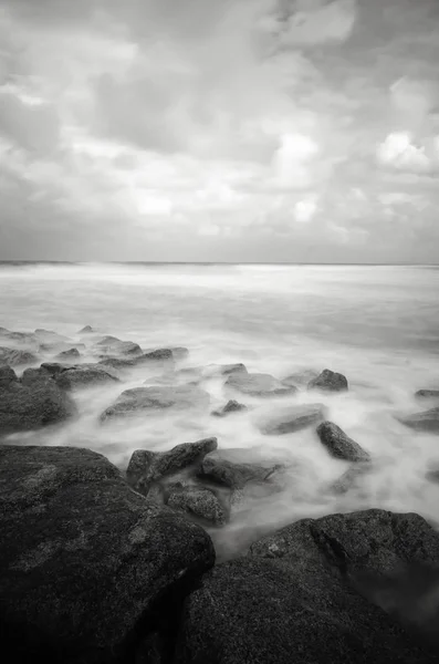 Imagen en blanco y negro de la isla tropical salvaje y la costa rocosa del mar bajo día soleado brillante . — Foto de Stock