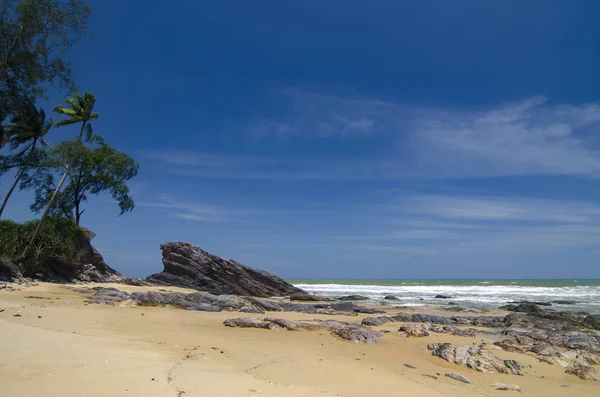 Isla tropical salvaje y costa rocosa del mar bajo día soleado brillante y fondo azul del cielo . — Foto de Stock