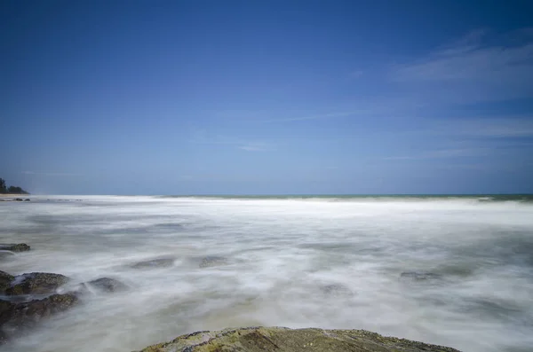 Selvagem tropical ilha e rochoso mar costa sob brilhante dia ensolarado e azul céu fundo . — Fotografia de Stock