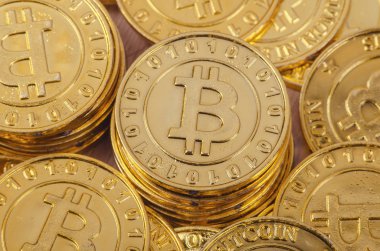 Dünya çapında cryptocurrency, altın Bitcoin büyük yığın fiziksel sürümü için kavramsal görüntü