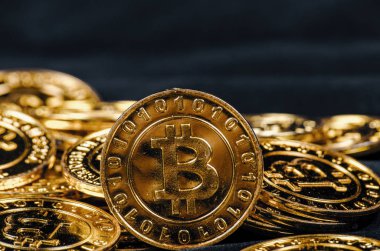 Dünya çapında cryptocurrency, altın Bitcoin büyük yığın fiziksel sürümü için kavramsal görüntü