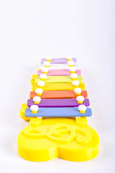 Buntes 8-Ton-Spielzeug-Xylophon (Glockenspiel) aus Metall und Kunststoff auf weißem Hintergrund — Stockfoto