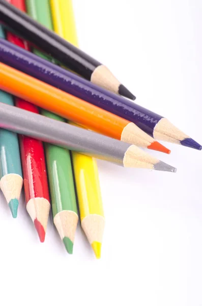 Pensil warna-warni ditumpuk pada latar belakang putih ideal untuk konsep back-to-school dan pendidikan — Stok Foto