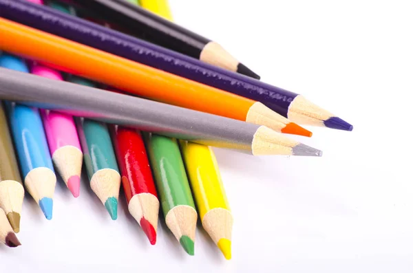 Pensil warna-warni ditumpuk pada latar belakang putih ideal untuk konsep back-to-school dan pendidikan — Stok Foto