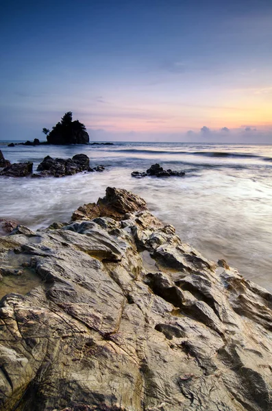 Concepto de viaje y ocio, hermoso paisaje con vista al mar sobre el impresionante rayo de luz background.sunlight amanecer y suave ola golpeando la playa de arena — Foto de Stock