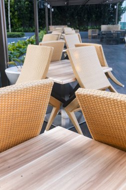 sandalye ve masa yan havuzun seyahat ve tatil kavramı için ideal oteller.