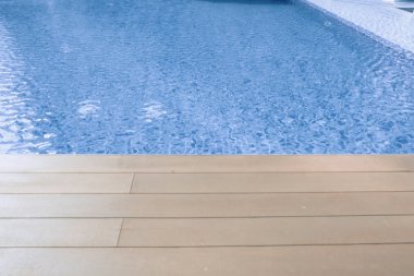 seyahat ve tatil kavramı için ideal havuz kenarında ahşap platform