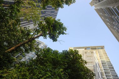 Yeşil konut banliyösü alan ev yansımaları manzaralı alttan üste