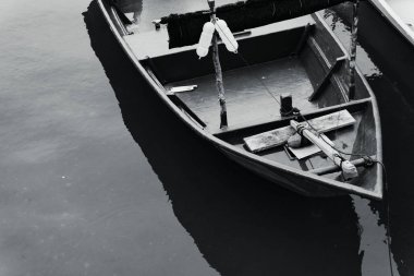 balıkçı tekne palamarla siyah beyaz resim