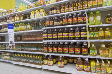 Selangor, Malezya - 12 Haziran, 2017: çeşitli gıda sirke ve pişirme yağ hypermart Puncak Alam, Malezya rafa ekranda