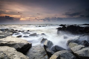 Şaşırtıcı doğa deniz manzarası arka plan güzel gündoğumu, uzun pozlama nedeniyle yumuşak odak rengini ile.