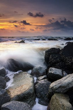 Şaşırtıcı doğa deniz manzarası arka plan güzel gündoğumu, uzun pozlama nedeniyle yumuşak odak rengini ile.