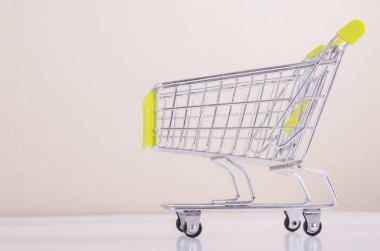 boş alışveriş arabası yakından görmek