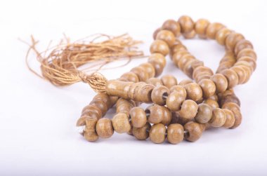 Beyaz zemin üzerine Müslüman tespih dua