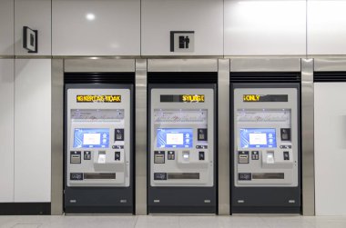 Kuala Lumpur, Malezya - Ocak 1,2018: Kuala Lumpur Mrt İstasyonu'na otomat bilet makinesine yolcu izlerden için
