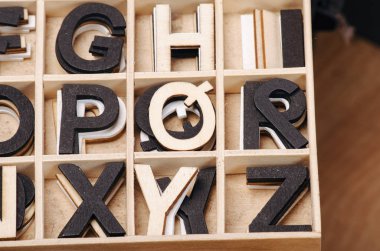 eski ve tozlu ahşap alfabe arka plan